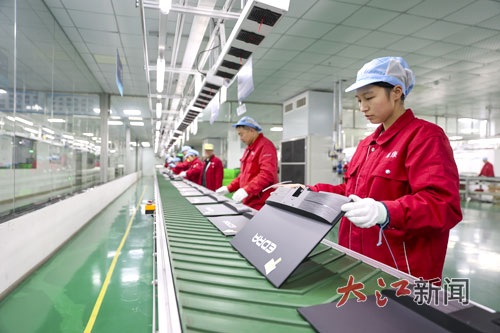 1月5日，瑞昌经开区智造小镇内的江西瑞康技术有限公司车间内，工人们正在赶制出口订单。大江网视觉江西魏东升摄