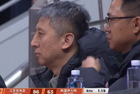 你专程来看他？郭士强场边观战江苏-新疆 庞峥麟拿到29分后被换下