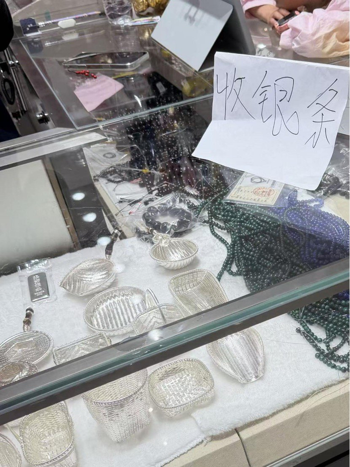 回收银条的商家 图片来源：财联社记者/摄