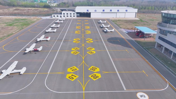 山东省日照市岚山通用机场整齐停放着轻型运动类飞机。新华社记者 王欢 摄