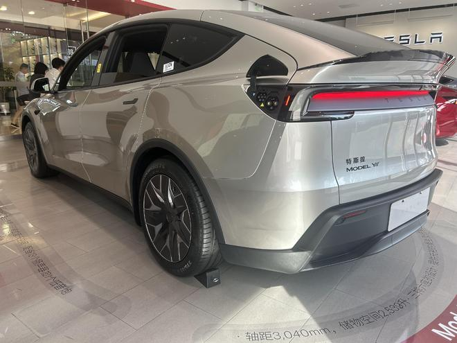 特斯拉Model Y L 时代周报记者摄
