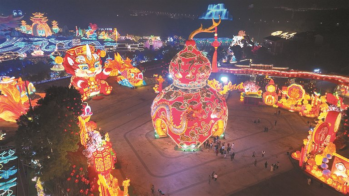 近日，以“灯绘华夏 筑梦未来”为主题的灯会在四川自贡中华彩灯大世界正式亮灯启幕。图为游客在灯组前驻足赏灯。郑勇 摄