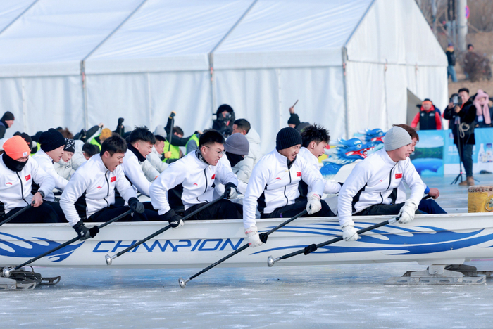 冰上龙舟竞争激烈（央广网记者  李子平  摄）