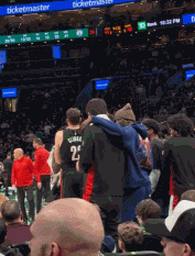 在说啥？对阵绿军时杨瀚森在场边与杜普·里斯勾肩搭背热聊