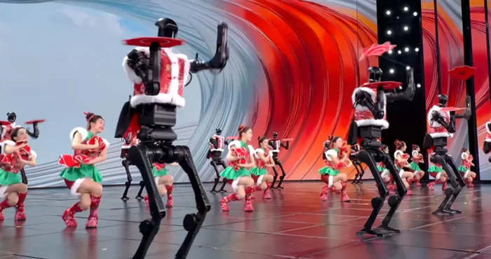 宇树人形机器人在2025年央视春晚表演。宇树官方公众号截图