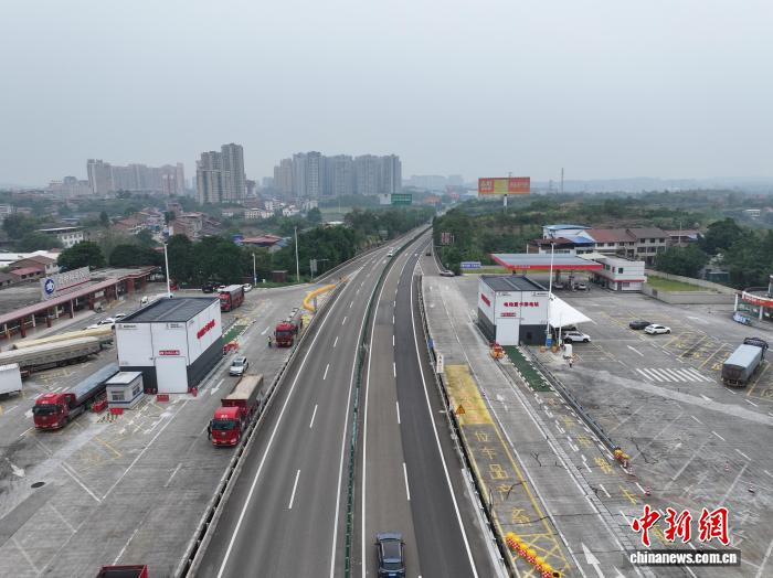 图为G76厦蓉高速资中停车区的重卡换电站。蜀道集团成渝公司供图