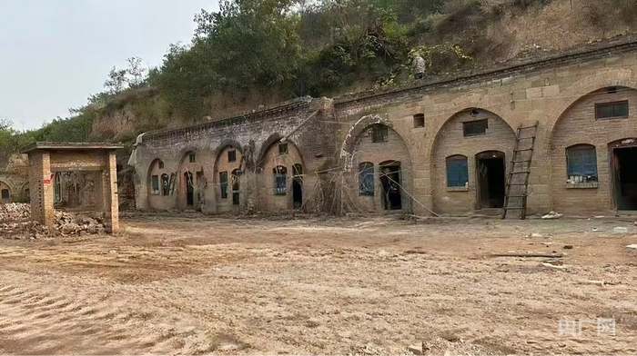 赵里河村昔日的旧窑洞被改造成民宿,成为当地文旅产业的特色名片(央广网记者 郝振青 摄)