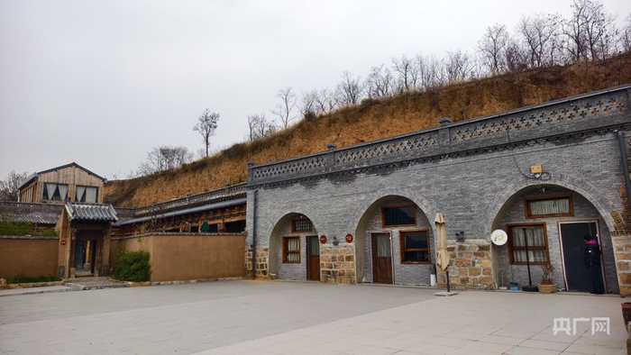 赵里河村昔日的旧窑洞被改造成民宿，成为当地文旅产业的特色名片（央广网记者 郝振青 摄）