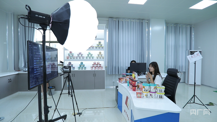 通许县企业工作人员在直播麻酱面皮、花甲粉等方便速食产品（央广网发 乔建民 摄）