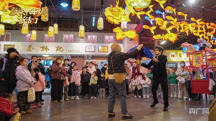 楚汉风味街热闹非凡（央广网记者邓子依 摄）