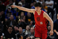 拓媒：杨瀚森未来的目标就是每场得分要比犯规更多 打好15-20分钟