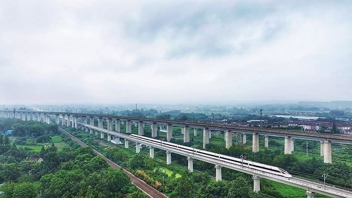 宣绩高铁。陈丹驰摄