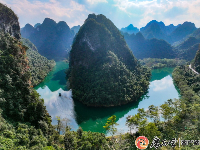 游客在大新县雷平镇那岸村打屯黑水河河域泛舟。广西云-广西日报记者 游拥军 摄