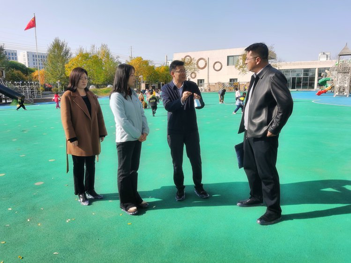 兰州新区纪检监察工委工作人员随机走访中小学校园，了解学校落实校园安全各项部署情况。