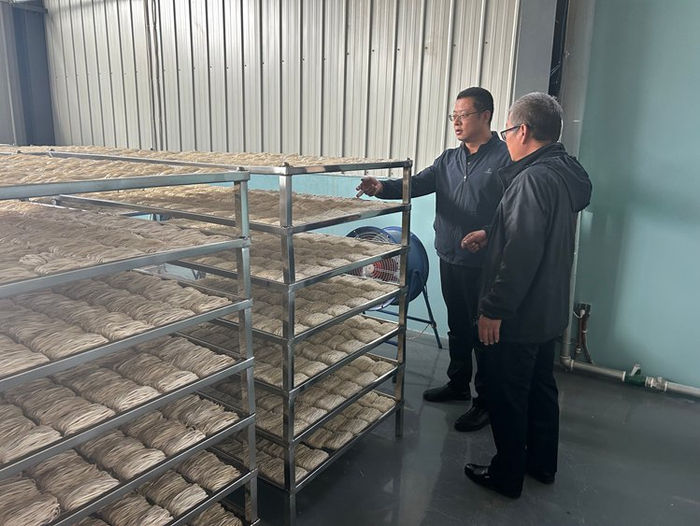 兰州新区纪检监察干部紧盯乡村振兴补助资金项目开展监督检查，现场了解项目运行等情况。