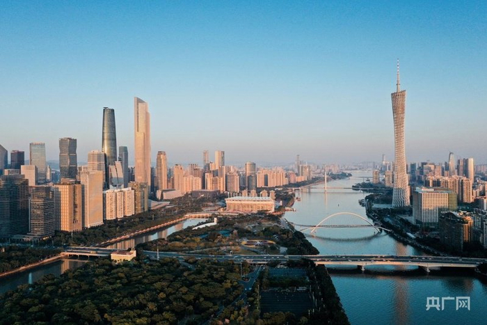 广州市区珠江两岸楼宇林立（央广网记者  官文清  摄）