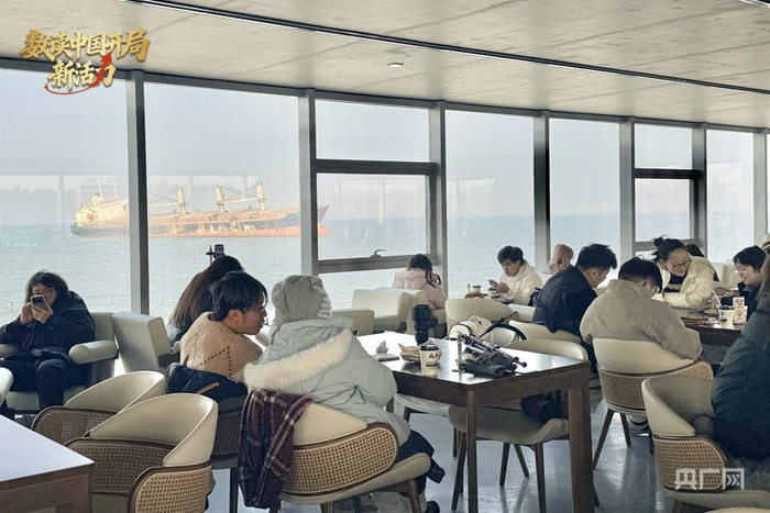 游客在布鲁威斯沙滩旁的咖啡馆消费（央广网记者 李舜 摄）