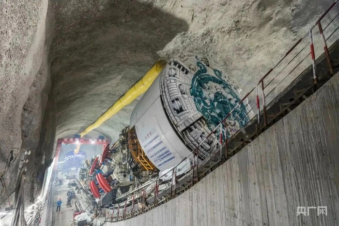 “永宁号”硬岩掘进机在引水斜井内施工（央广网发 王洋 摄）