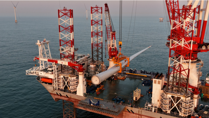 1月13日，全球首台20兆瓦海上风电机组在闽南海域完成吊装。（三峡集团福建分公司供图）