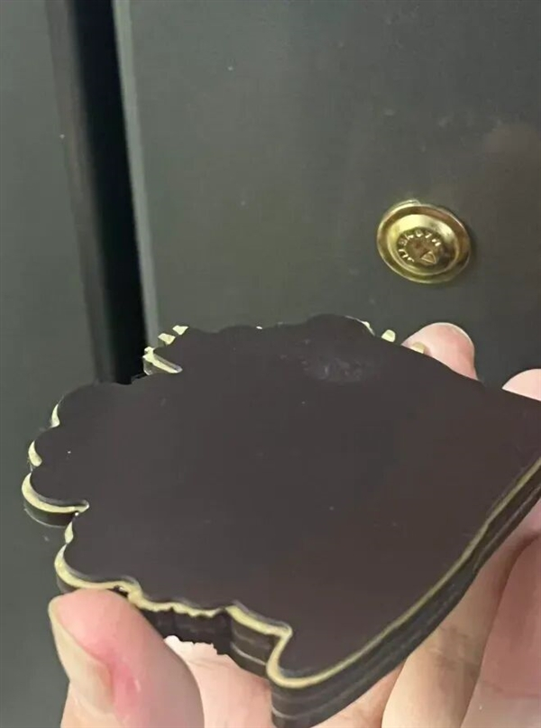 冰箱贴底面并非完全平整，可能有水汽灰尘聚积（图片来源：作者拍摄）