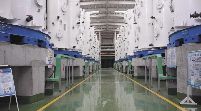 原卤吸附装置中的吸附柱。冉志敏 摄