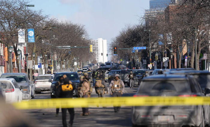 △24日，明尼阿波利斯街頭，殺事涉聯聯邦執法人員封鎖了槍擊現場