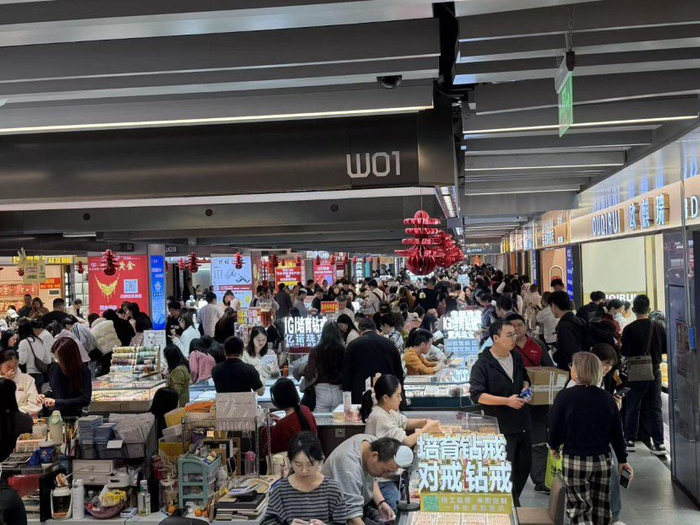 水贝金座负一层 图片来源：财联社记者/摄