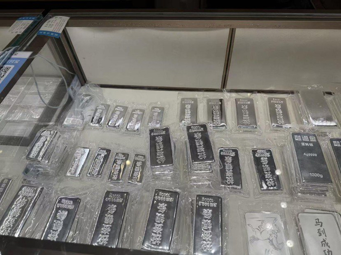 不同款式的银条 图片来源：财联社记者/摄