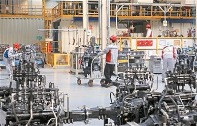 近日，江苏常州一外资企业的工作人员在车间生产农机设备。陈暐摄（人民视觉）