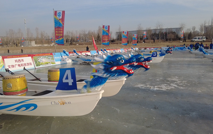 蓄势待发的龙舟（央广网记者  李子平  摄）