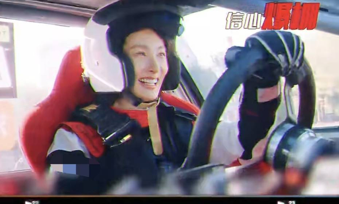 金晨开赛车的视频截图。