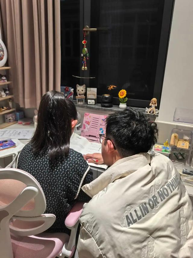 吴同学辅导妹妹功课。受访者供图 