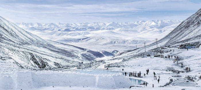     岗什卡瑞雪兆丰年。                                                        刘瑞祥   摄