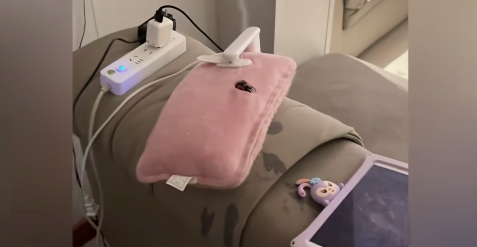 一网友斜着给电热水袋充电，结果半夜突然自燃