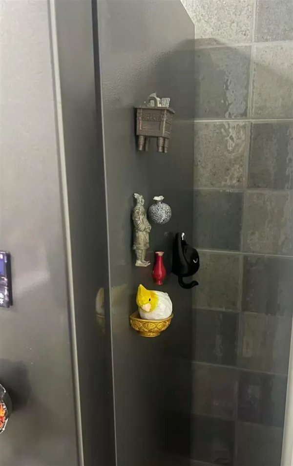 侧面贴少数冰箱贴影响不大（图片来源：作者拍摄）