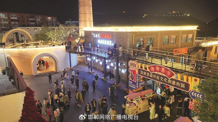 图为峰峰矿区滏源里磁州窑文化创意街区夜景。 李栋 摄