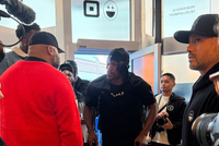 拄拐！美网友转发照片：巴特勒自前十字韧带撕裂以来首次公开露面