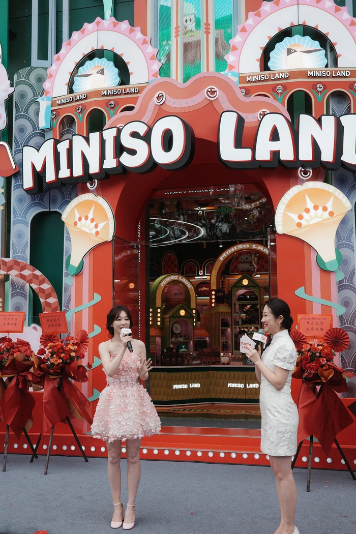 徐梦洁亮相MINISO LAND广州壹号店   《消费者报道》记者 摄
