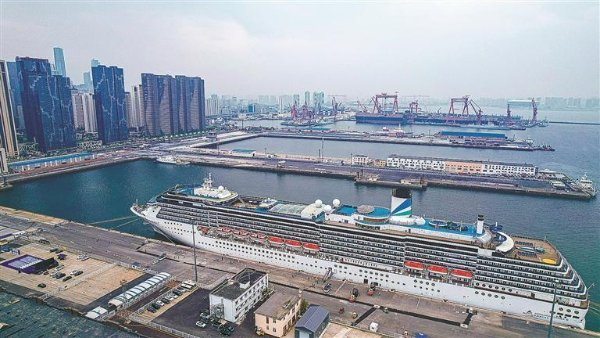 2025年5月27日，“爱达·地中海”号停靠在大连港国际邮轮中心泊位（无人机照片）。图/新华社