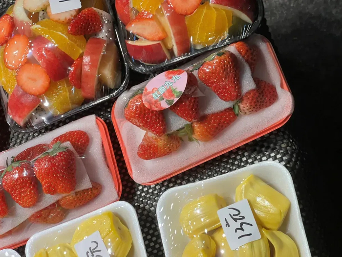 ​商用草莓又有较好的防护（图片来源：作者拍摄）