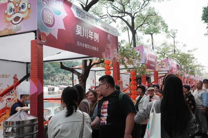 展位前排起长队  《消费者报道》记者 摄​