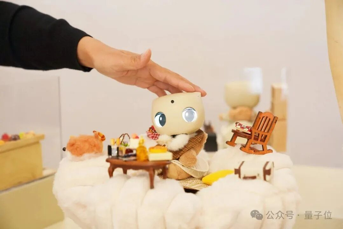 千元级的陪伴机器人，完全是迷你版的GR3，摸起来手感是温热的，盘它脑袋的时候眼睛还会亮小星星。
