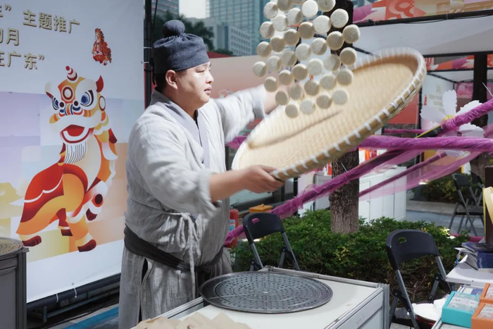 ​现场展示邵永丰麻饼制作技艺   《消费者报道》记者 摄