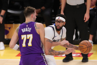 巧了这不是？2月2日是东眉交易一周年 当日湖人也是客战尼克斯