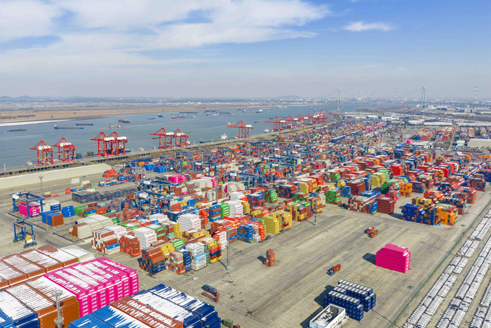 2026年1月21日，江苏省港口集团南京港龙潭港区作业繁忙。图/人民视觉