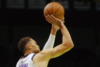 比分拉开了！拉文飞身上篮打成2+1 国王在第四节领先76人到11分