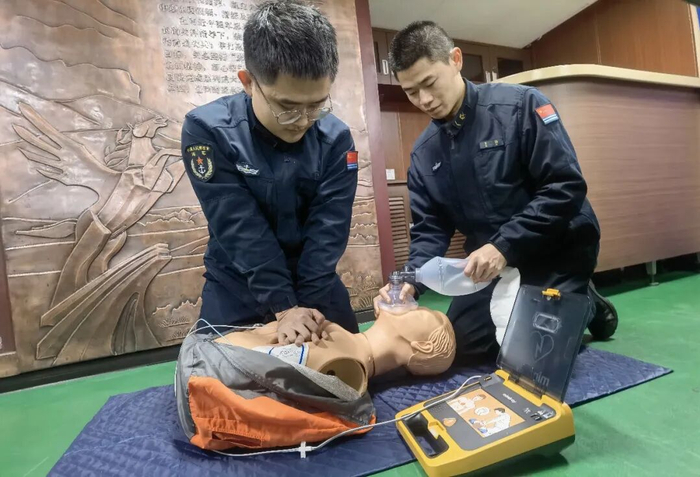 ▲包头舰李钧和贾渤在训练中 