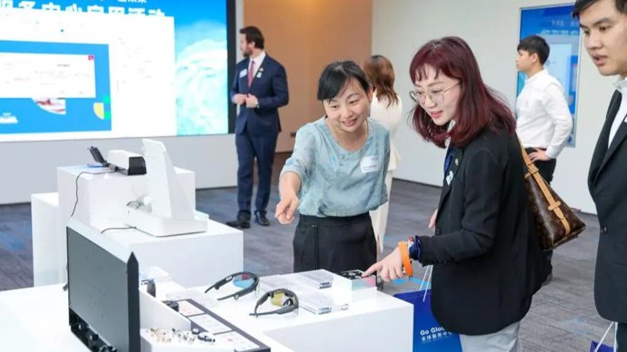 2025年4月29日，来访者在位于深圳市南山区的全球服务中心企业产品展示区域参观。图/新华社