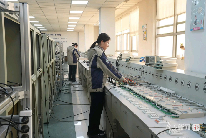 在渭南科赛机电设备有限责任公司的生产车间，工人们正在调试机器。