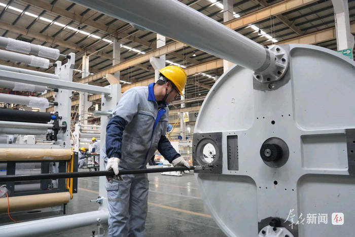 在陕西北人印刷机械有限责任公司，工作人员正在有序作业。